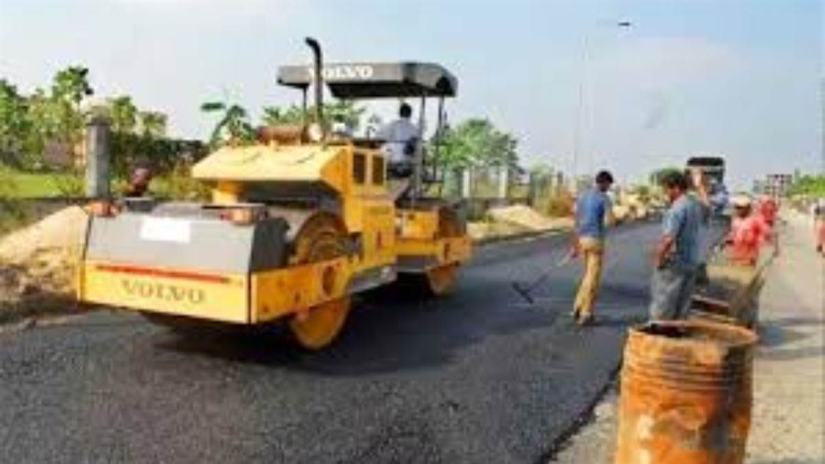 04_06_2026-indore_me_cemented_road_par_damar_bichhaya.jpg