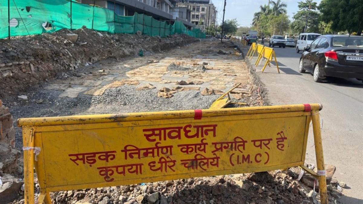 10_06_2026-indore_me_road_nirman_dheema.jpg