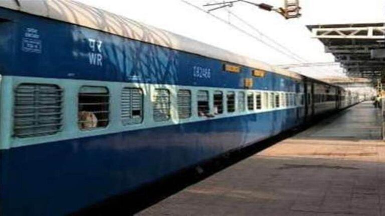 11_07_2026-ltt_gorakhpur_express.jpg