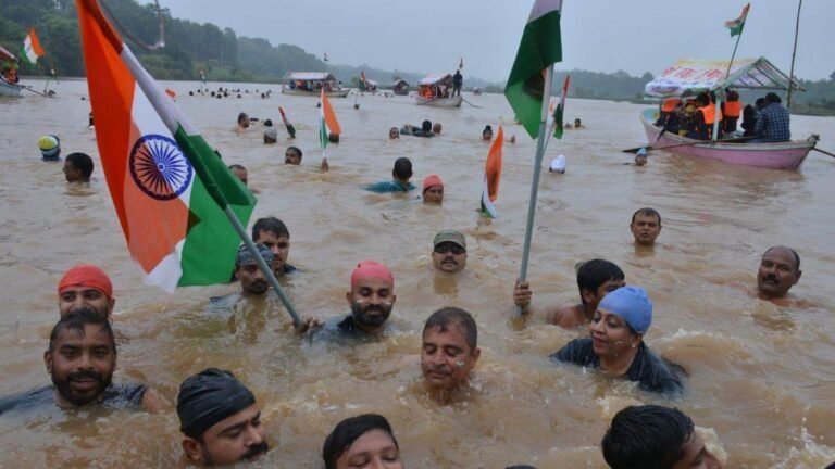 14_08_2026-tricolour_waves_amidst.jpg