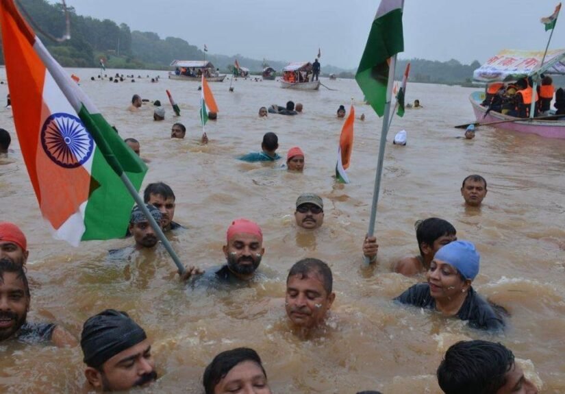 14_08_2026-tricolour_waves_amidst.jpg