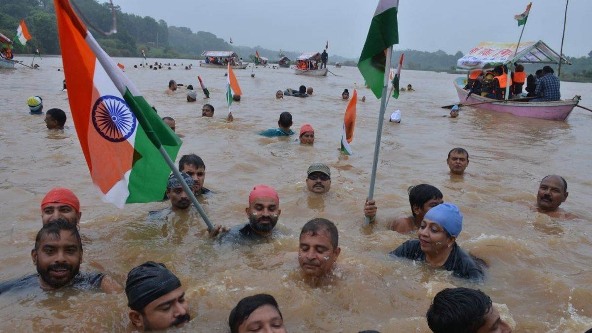 14_08_2026-tricolour_waves_amidst.jpg