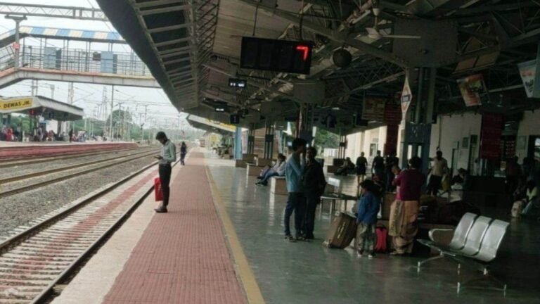 18_08_2026-dewas_train_1.jpg