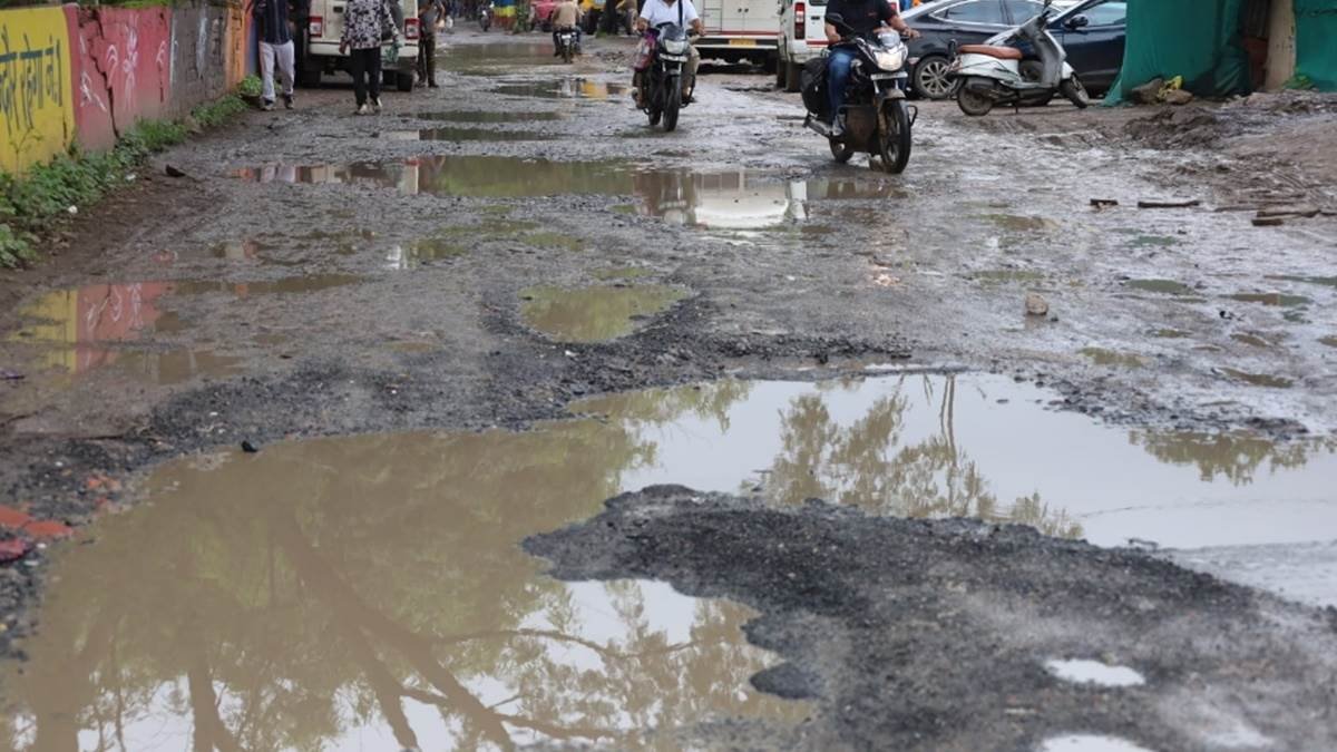 18_08_2026-potholes_in_indore_mp_2026818_84957.jpg