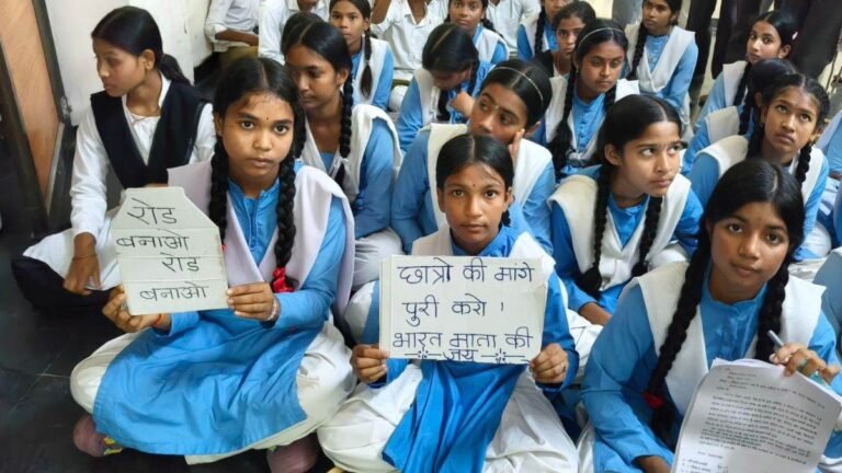25_08_2026-students_protest_for_road.jpg