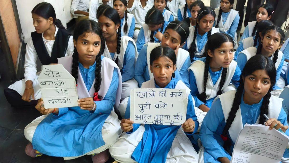 25_08_2026-students_protest_for_road.jpg