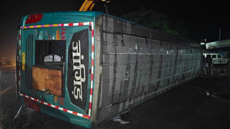 04_09_2026-ratlam_indore_fourlane_bus_accident_202694_131154.jpg