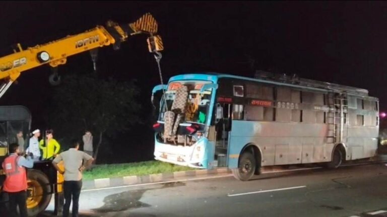 04_09_2026-ratlam_me_hadsa_bus_craine.jpg