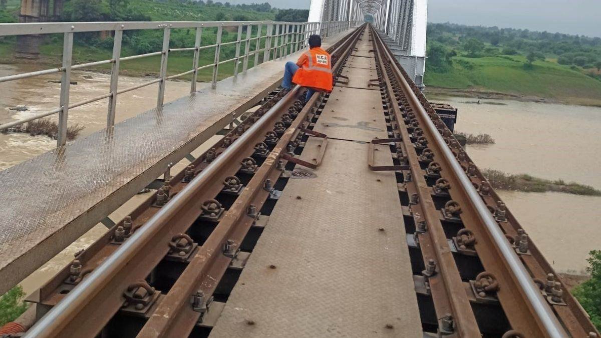 06_09_2026-railway_safety_monsoon.jpg
